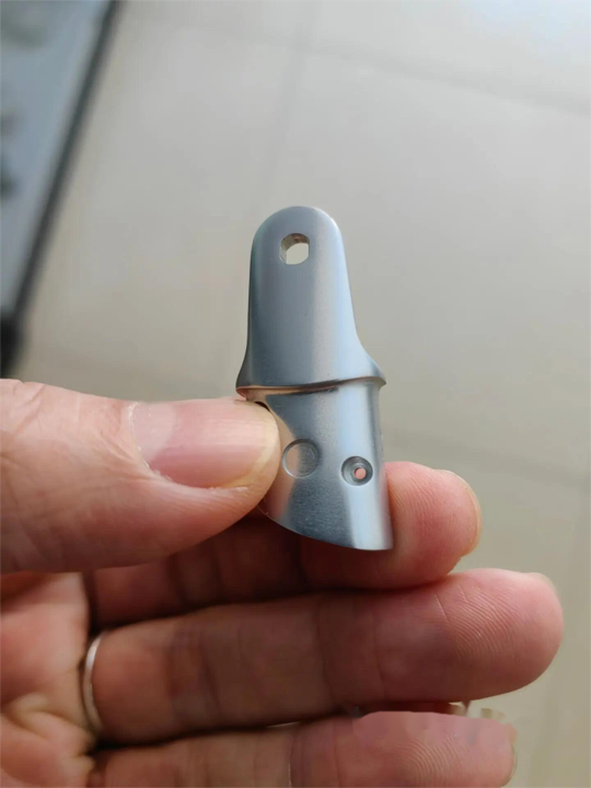 Dexterous hand bracket